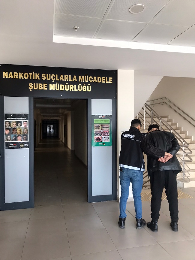 UYUŞTURUCU TİCARETİNDEN ARANMASI OLAN 1 KİŞİ  YAKALANDI