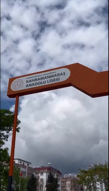 ÖĞRENCİLERDEN POLİSLERE SÜRPRİZ KUTLAMA